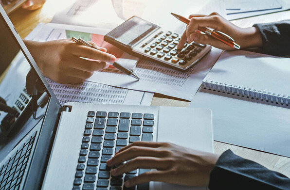 Los egresados de esta profesión adquieren las competencias necesarias para desempeñarse en roles relacionados con dirección financiera, auditoría y contabilidad Los egresados de esta profesión adquieren las competencias necesarias para desempeñarse en roles relacionados con dirección financiera, auditoría y contabilidad