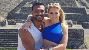 Mary Carmen Rodríguez Lucero y Alberto del Río en la Pirámide del Sol de Teotihuacán