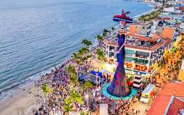 Catrina gigante instalada en el malecón de Puerto Vallarta en 2023 durante los festejos del Día de Muertos