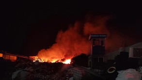 Los daños materiales fueron significativos y el resplandor de las llamas pudo apreciarse desde varios kilómetros de distancia.