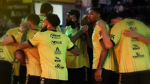 Jugadores de Fuerza Regia motivándose antes del Juego 5 de Final de Zona de la LNBP contra Panteras de Aguascalientes.