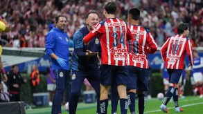 Gabriel Milito festejando con Armando 'Hormiga' González, el máximo anotador de las Chivas en el Apertura 2025.
