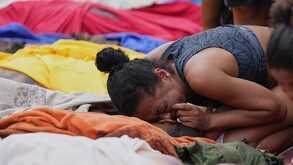 Mujer llora sobre los cuerpos de las personas asesinadas durante la redada policial en la favela da Penha en Río de Janeiro