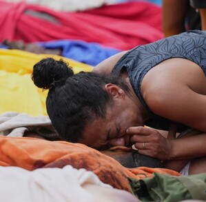 Mujer llora sobre los cuerpos de las personas asesinadas durante la redada policial en la favela da Penha en Río de Janeiro