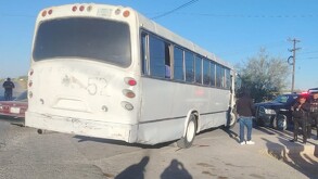 Camión blanco estacionado tras atropellar a un ciclista, la unidad fue interceptada por elementos de seguridad.