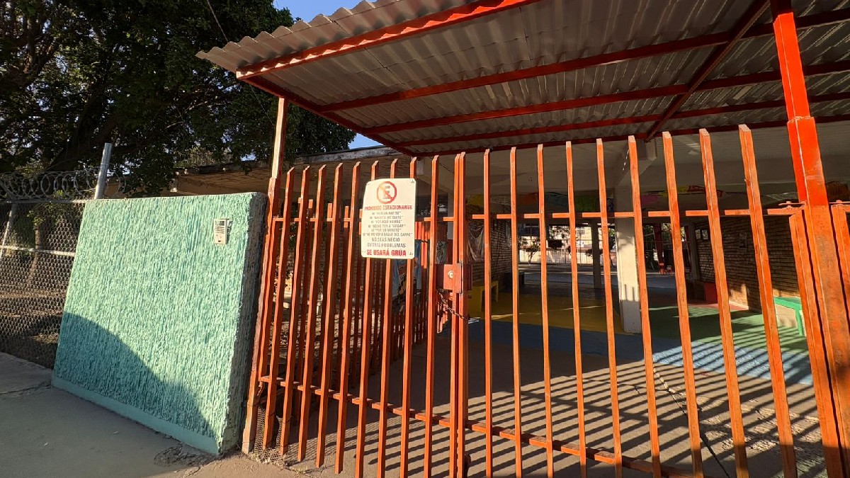 En la imagen se puede ver la entrada de la escuela CAM 27 de la ciudad de Torreón.