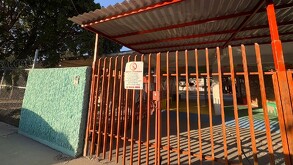 En la imagen se puede ver la entrada de la escuela CAM 27 de la ciudad de Torreón.