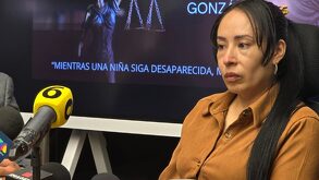 Mamá Kimberly Moya en conferencia sobre búsqueda de la joven