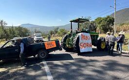 Camioneta y tractor bloqueando una carretera en Michoacán el 29 de octubre