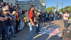 Mitin de estudiantes de la Universidad de Guadalajara frente a la rectoría.