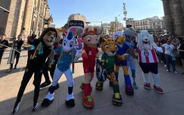 Sayu, Clutch y Maple, mascotas del mundial 2026 caminan por Guadalajara