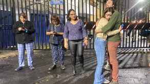 Personas en punto de reunión durante un sismo en México