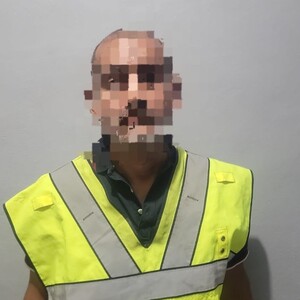 Padrastro detenido tras haber presuntamente abusado de su hija, con blur en el rostro.