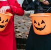 Niños con sus 'calaveritas' para recibir dulces durante el 31 de octubre.