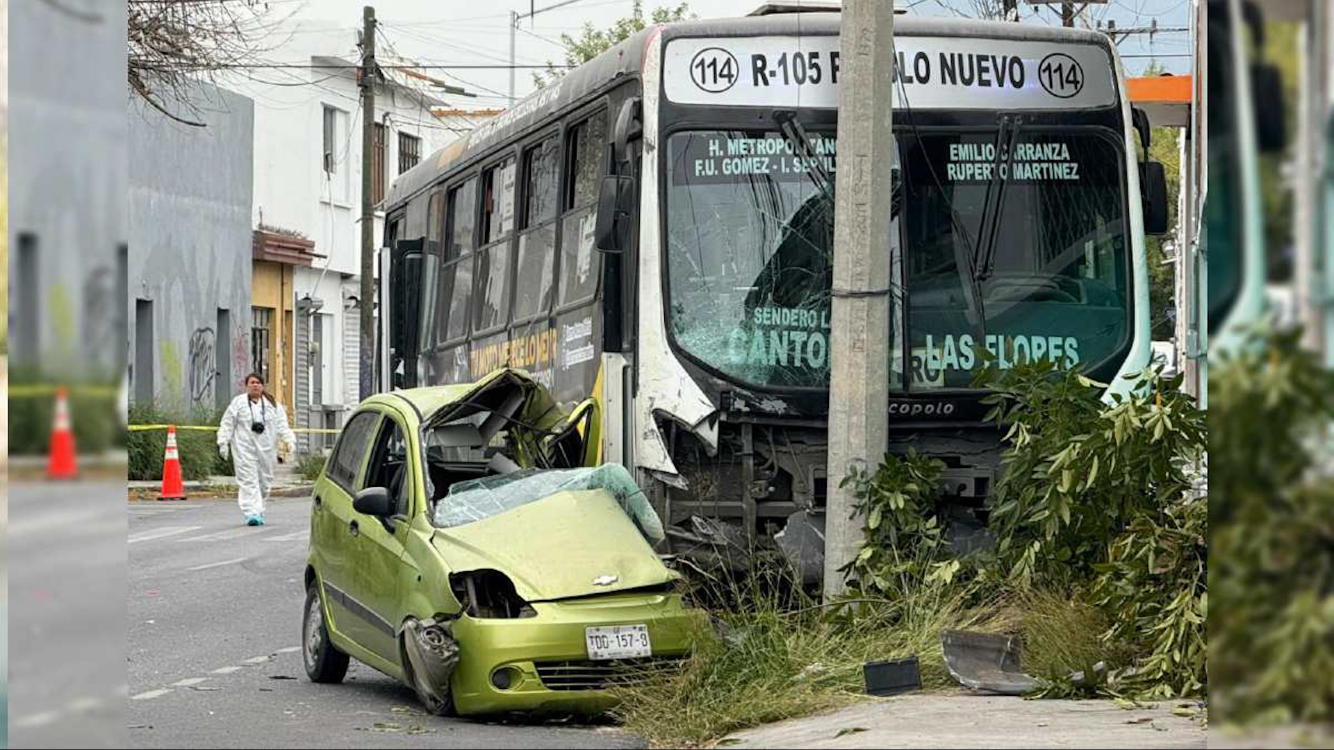 Según los primeros reportes, el impacto fue de tal magnitud que la conductora del vehículo particular quedó atrapada dentro de su automóvil.