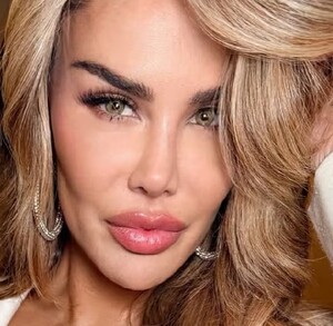 En la imagen se puede ver a Ninel Conde antes de cambiarse el color de ojos y después de hacerlo.