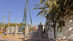 Bomba de SIMAS con maquinaria en la calle, presentando fallas, es el suministro de agua, personas atendiendo el llamado.