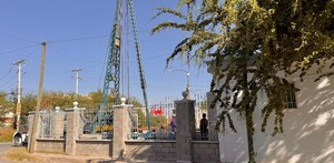 Bomba de SIMAS con maquinaria en la calle, presentando fallas, es el suministro de agua, personas atendiendo el llamado.