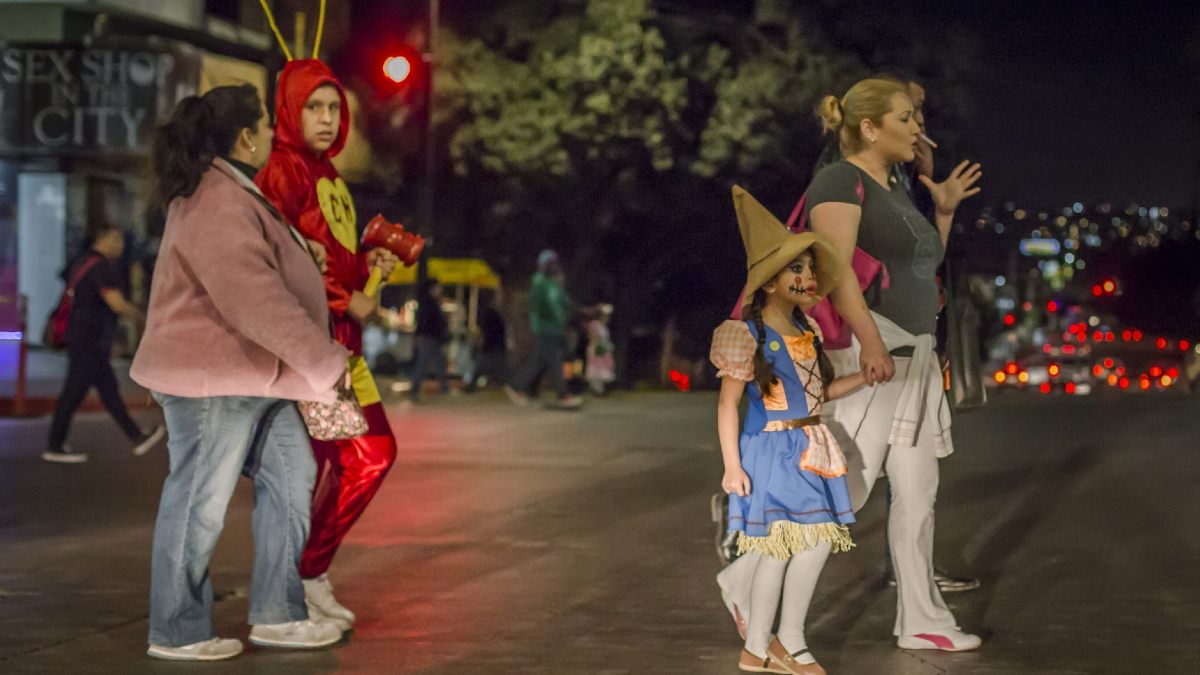 Niños y adolescentes pidiendo dulces por Halloween y Día de Muertos Niños y adolescentes pidiendo dulces por Halloween y Día de Muertos