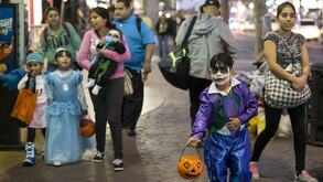 Niños disfrazados pidiendo dulces en Día de Muertos