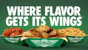 Wingstop es una cadena de restaurantes que ofrece a sus clientes alitas y boneless con diversas salsas y papas fritas.