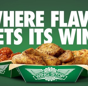 Wingstop es una cadena de restaurantes que ofrece a sus clientes alitas y boneless con diversas salsas y papas fritas.