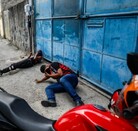 Policías sometiendo a dos hombres en Brasil.