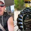 Un collage: Izquierda, un hombre con gorra y lentes oscuros gesticula y habla desde un coche. Derecha, una botella negra de Tequila Tres Mujeres Dark Roar Extra Un collage: Izquierda, un hombre con gorra y lentes oscuros gesticula y habla desde un coche. Derecha, una botella negra de Tequila Tres Mujeres Dark Roar Extra