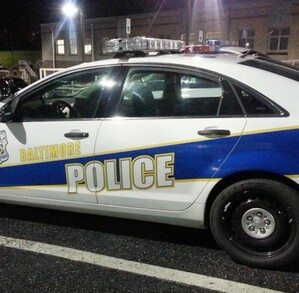 Patrulla de la Policía de Baltimore estacionada en un aparcamiento de Estados Unidos durante la noche