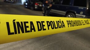 Cinta de la Policía de Tlajomulco frente a automóviles en calles cerca de la secundaria donde encontraron al hombre maniatado