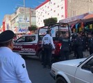Policías junto a una patrulla tras atender un reporte en calles del centro de Tehuacán, en Puebla.