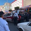 Policías junto a una patrulla tras atender un reporte en calles del centro de Tehuacán, en Puebla. Policías junto a una patrulla tras atender un reporte en calles del centro de Tehuacán, en Puebla.