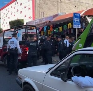 Policías junto a una patrulla tras atender un reporte en calles del centro de Tehuacán, en Puebla.