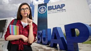 Fachada de la BUAP en el Complejo Cultural Universitario (CCU) y estudiante.