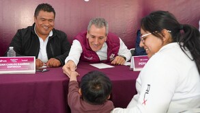 pepe chedraui saludando a un niño en una jornada ciudadana en puebla