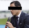 Omar Bravo con los ojos cubiertos durante una entrevista. Al fondo se ve una cancha.