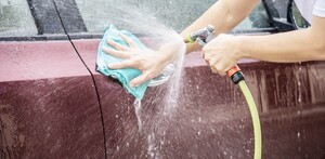 Agua siendo desperdiciada, acción por la que ahora podrán sancionar con cárcel en Durango.