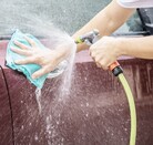 Agua siendo desperdiciada, acción por la que ahora podrán sancionar con cárcel en Durango.