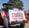 Tractor bloqueando carretera en Michoacán con manta que tiene la exigencia de 7 mil 200 pesos por tonelada de maíz. Tractor bloqueando carretera en Michoacán con manta que tiene la exigencia de 7 mil 200 pesos por tonelada de maíz.