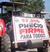 Tractor bloqueando carretera en Michoacán con manta que tiene la exigencia de 7 mil 200 pesos por tonelada de maíz. Tractor bloqueando carretera en Michoacán con manta que tiene la exigencia de 7 mil 200 pesos por tonelada de maíz.