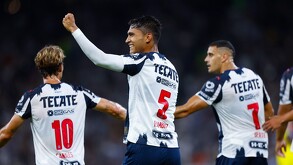 Fidel Amrbiz festejando un gol junto con Sergio Canales y Germán Berterame.