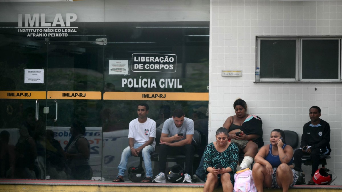 Familiares buscan a sus fallecidos tras redada policial en Brasil Familiares buscan a sus fallecidos tras redada policial en Brasil