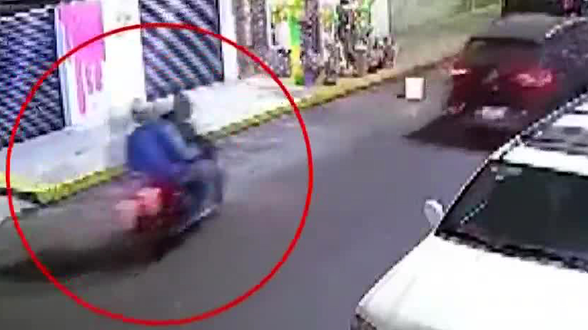 El video muestra como los hombres se detienen justo delante de un altar para hacer el atraco.