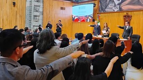 Una protesta estudiantil en el Paraninfo de la Universidad de Guadalajara (UdeG). Estudiantes y profesores levantan la mano en señal de protesta