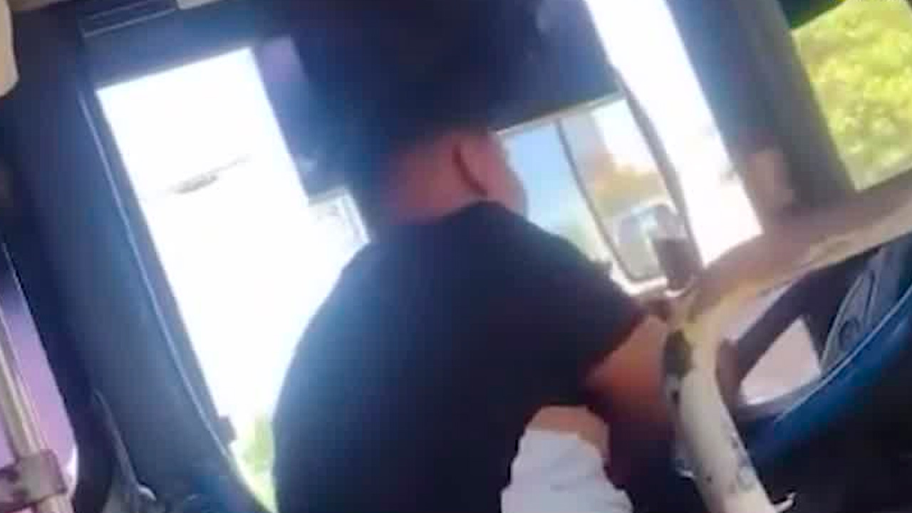 Una denuncia ciudadana derivó en una sanción para un operador de la ruta Dorada del transporte público de Torreón por manejar usando su teléfono.