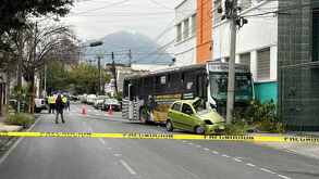 Movilización por accidente entre auto y camión urbano en Centro de Monterrey.
