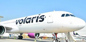 Un avión de Volaris en pista de un aeropuerto; es una de las aerolíneas que fueron suspendidas por Estados Unidos.