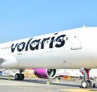 Un avión de Volaris en pista de un aeropuerto; es una de las aerolíneas que fueron suspendidas por Estados Unidos.