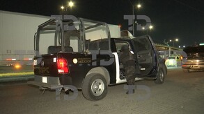 En una patrulla de la Policía Municipal es donde  permaneció por algunos momentos detenido el hombre que quemó viva a una mujer en Saltillo.