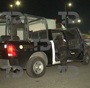 En una patrulla de la Policía Municipal es donde  permaneció por algunos momentos detenido el hombre que quemó viva a una mujer en Saltillo.